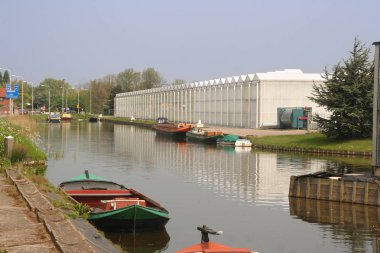 Hollanda'da bir kanal boyunca seralar