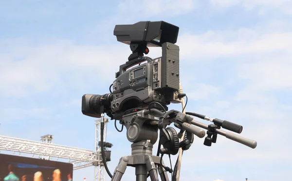 Film Camera against blue sky — Stock Photo, Image