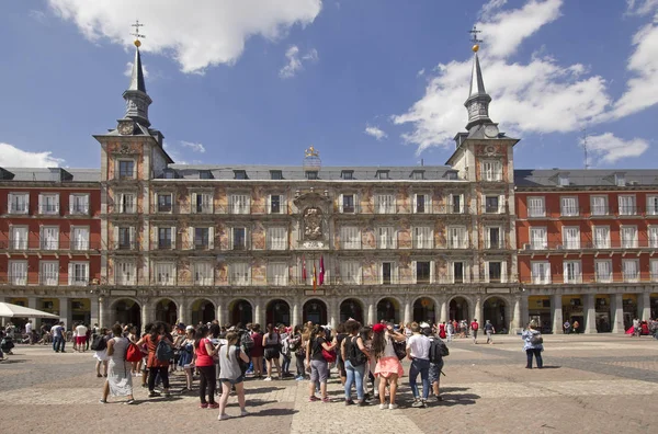 广场上的游客主要在马德里，西班牙 — 图库照片