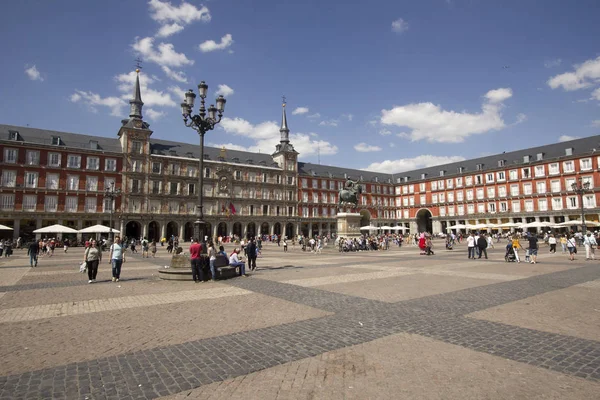 在马德里，西班牙广场上的游客 — 图库照片