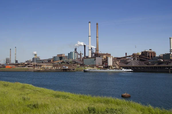 Industrie met roken schoorstenen — Stockfoto