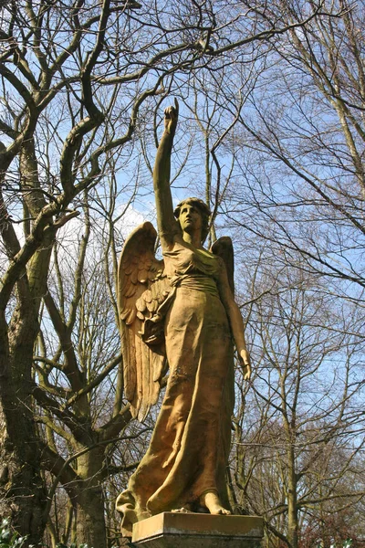 Stone begraafplaats Angel op kerkhof — Stockfoto