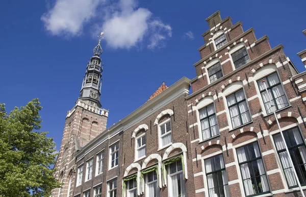 Дома и церковь в Лейдене, Голландия — стоковое фото