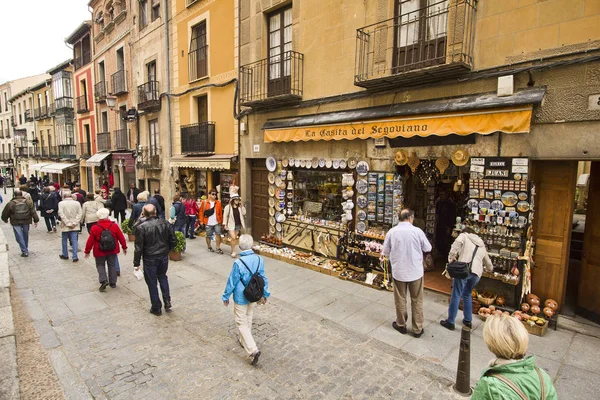 土産物店、セゴビア、スペインの観光客 — ストック写真