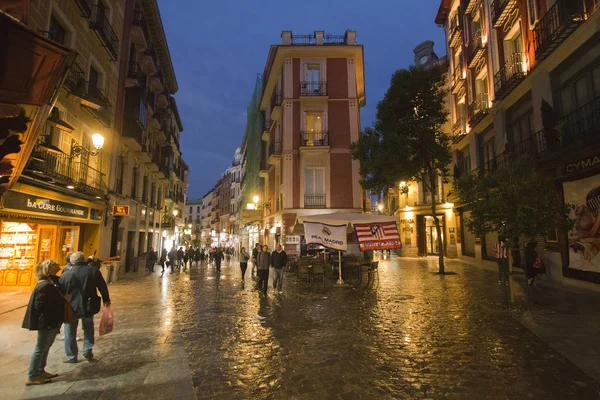 Ночная жизнь Мадрида в Испании с огнями — стоковое фото