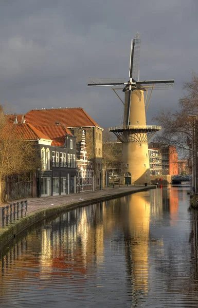 Moinho de vento na Holanda — Fotografia de Stock