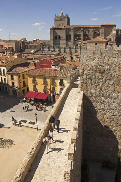 Väggar och katedralen i Avila, Spanien — Stockfoto