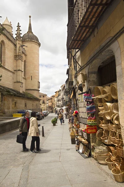 Souvenirbutik och turister i Segovia — Stockfoto