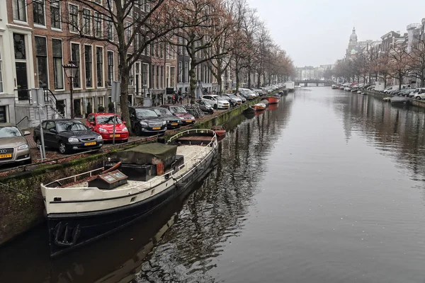 Kışın Amsterdam kanal