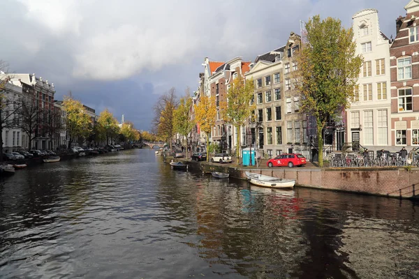 Canal en otoño en Amsterdam, Holanda — Foto de Stock