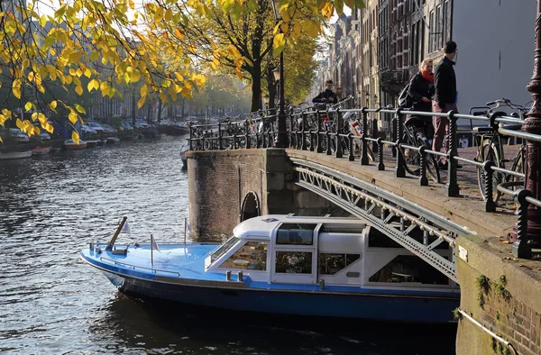 在秋天在阿姆斯特丹的 Canalboat — 图库照片