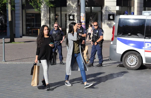Grils shopping och poliser vaktar vägen — Stockfoto