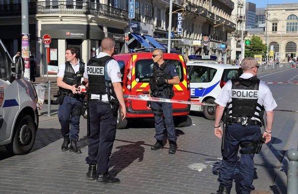 Des policiers gardent la route pendant l'alerte à la bombe — Photo
