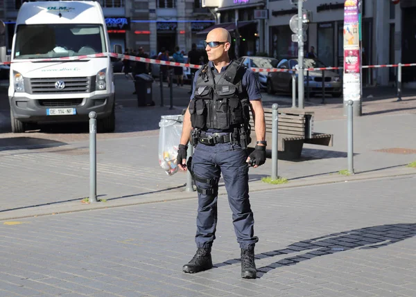 Politieagent de weg bewaken tijdens bommelding — Stockfoto