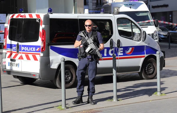 Police officer with gun guarding the road — Stock Photo, Image