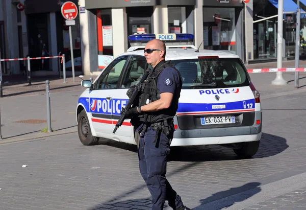 Oficial de policía con arma vigilando el camino — Foto de Stock