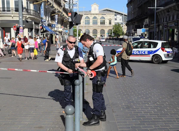 Polisen tie barrikad tejp på bombhot — Stockfoto