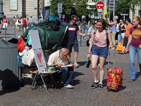 Hemlös person och turister i Lille, Frankrike — Stockfoto