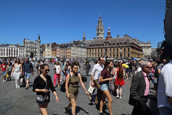 Touristen am Place du General de Gaulle in Lille, Frankreich — Stockfoto