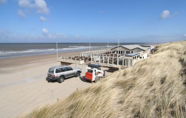 Hollanda'da dunes arkasında Beach club