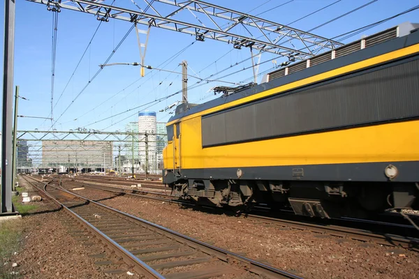 Locomotora acercándose a la estación de tren — Foto de Stock