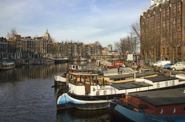 Teknelerle Amsterdam kanal, Hollanda