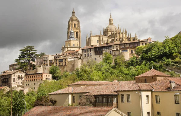 Katedralen i Segovia på kullen i Spanien — Stockfoto