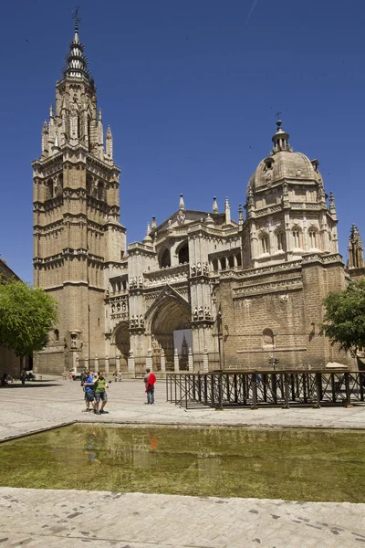 Turister på katedralen i Toledo — Stockfoto