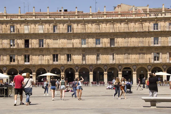 Tourists on Plaza Mayor in Salamanca, Spain — Stock Photo, Image