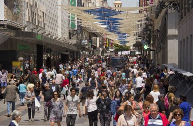 İnsanlar Madrid, İspanya'da alışveriş