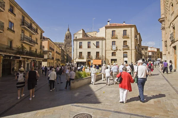 Turisté v ulicích Salamanca, Španělsko — Stock fotografie