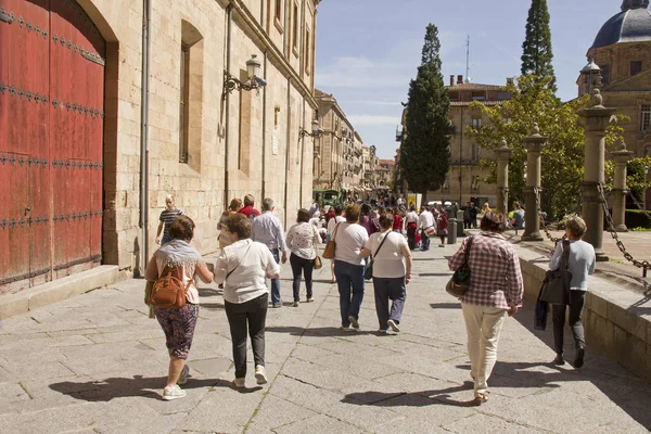 Turisté v ulicích Salamanca, Španělsko — Stock fotografie