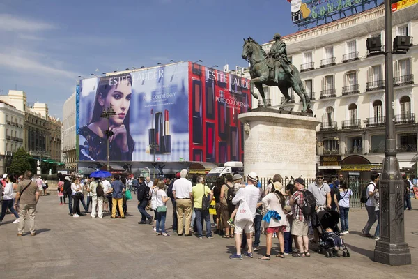 Turistas en la Plaza Puerta del Sol en Madrid, España —  Fotos de Stock