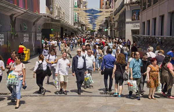 マドリード、スペインでのショッピングの人々 — ストック写真