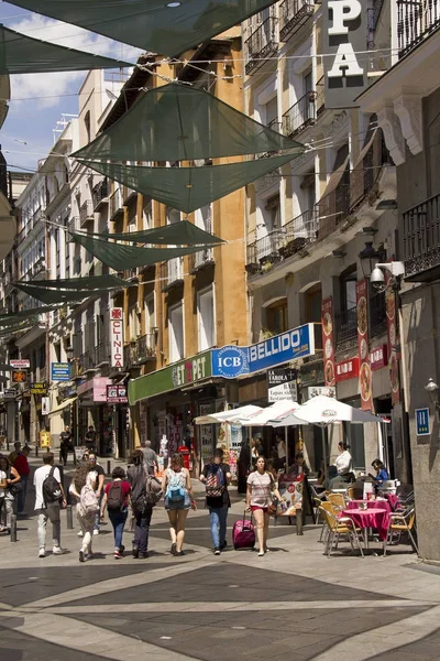 Rua comercial em Madrid, Espanha — Fotografia de Stock