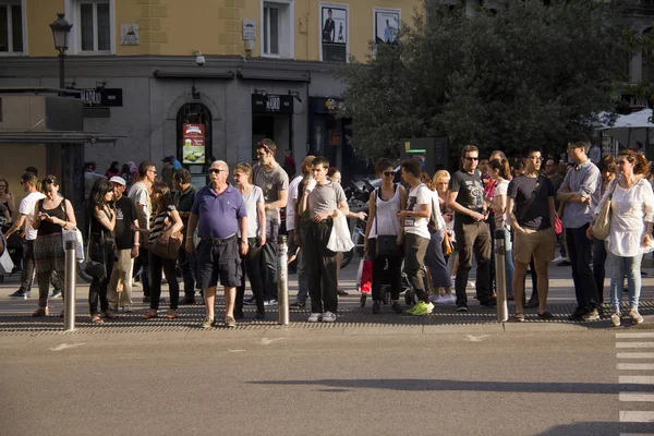 Люди в ожидании перехода дороги — стоковое фото