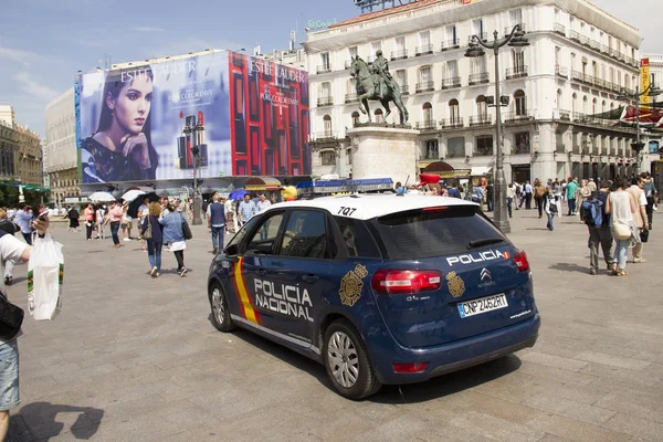 スペイン、マドリッドのプエルタ ・ デル ・ ソル広場にパトカー — ストック写真