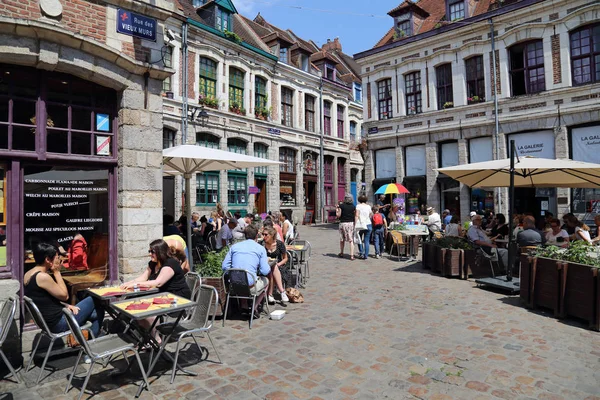 Historische straße mit touristen in lille, frankreich — Stockfoto