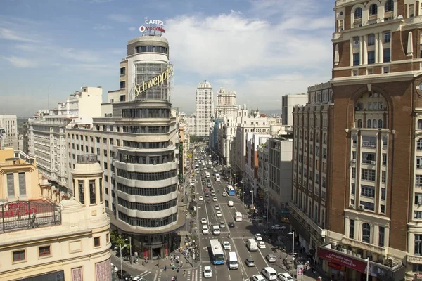 Madrid paesaggio urbano e strada con traffico — Foto Stock