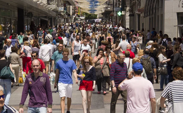 İnsanlar Madrid, İspanya'da alışveriş — Stok fotoğraf