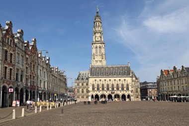 Arras Şehir Meydanı ve Fransa'da Belediye Binası