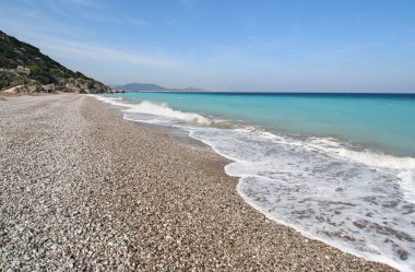 Pebbel plaj ve mavi okyanus