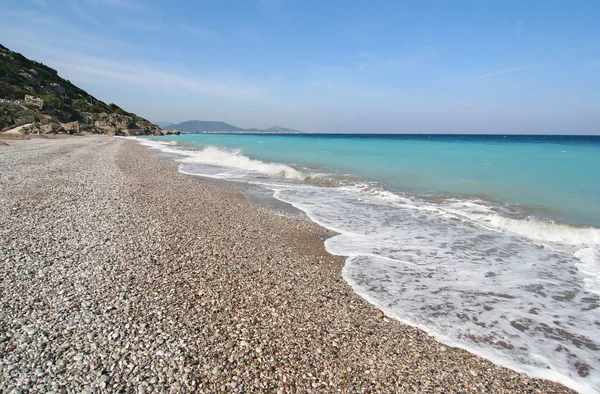 Pebbel plaży i blue ocean — Zdjęcie stockowe