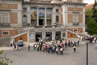 Turistler sıra Prado Müzesi Madrid, İspanya