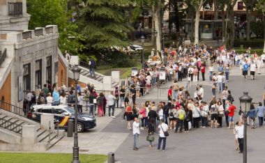 Turistler sıra Prado Müzesi Madrid, İspanya
