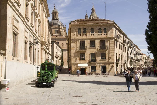 Turisté v ulicích Salamanca, Španělsko — Stock fotografie