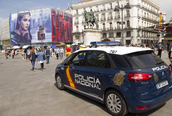 Coche de policía en la plaza Puerta del Sol en Madrid, España — Foto de Stock