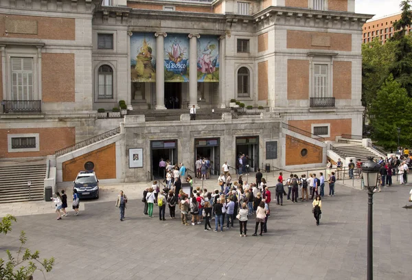 Turister kö på Pradomuseet i Madrid, Spanien — Stockfoto