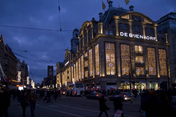 阿姆斯特丹百货公司 Bijenkorf 在圣诞节 — 图库照片