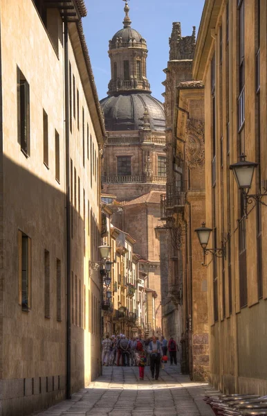 Touristen in den Straßen von Salamanca, Spanien — Stockfoto